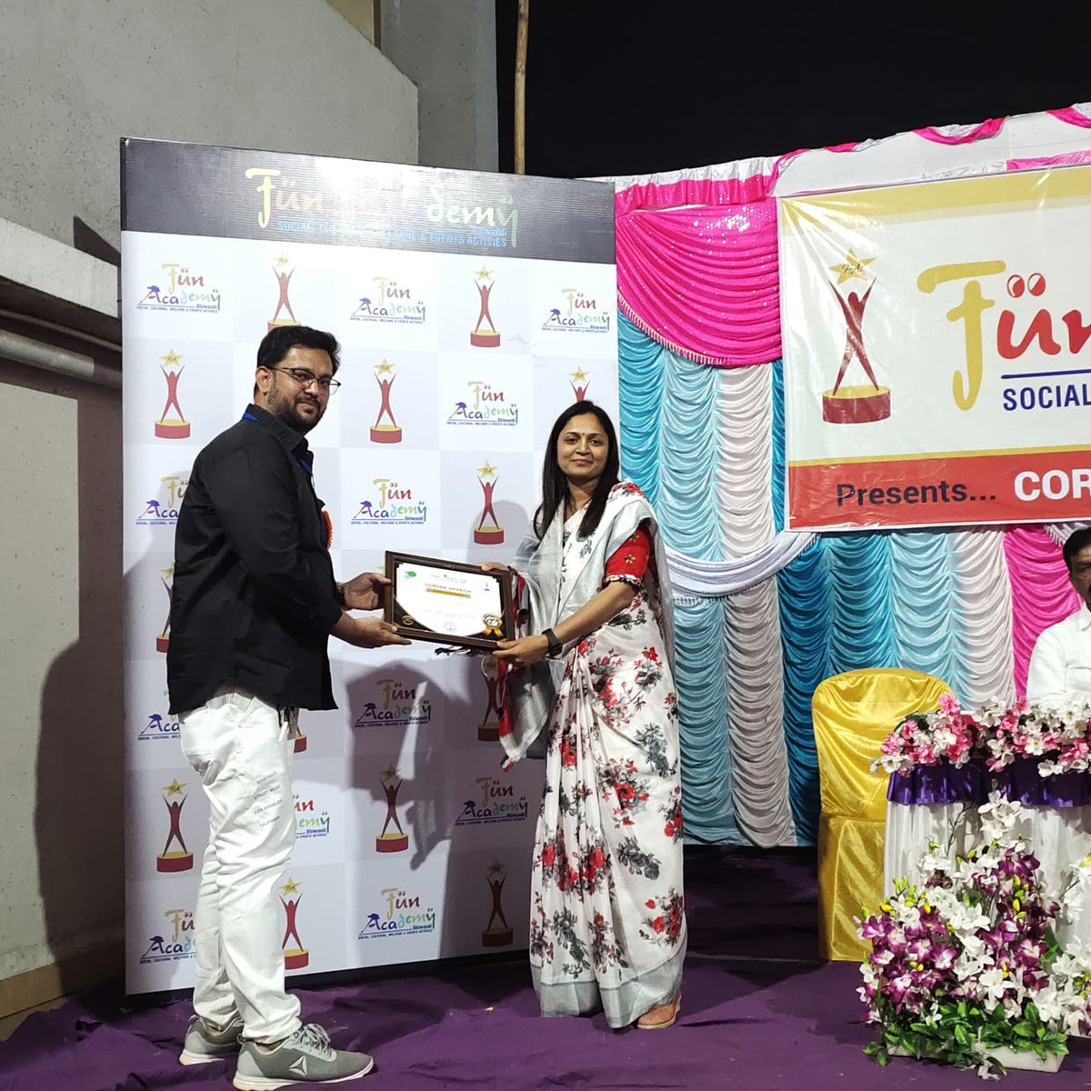 Drswatisingh29's tweet photo. Heartfelt thanks to #FunAcademy who recognized my work which I do for my sisters , not only on covid , I work for my sisters in every situation and will continue to do it, I do nothing different, only work for humanity, thank you again to all my helping hands
#Zindabad✊🏻 https://t.co/Unqc7Cd6U6