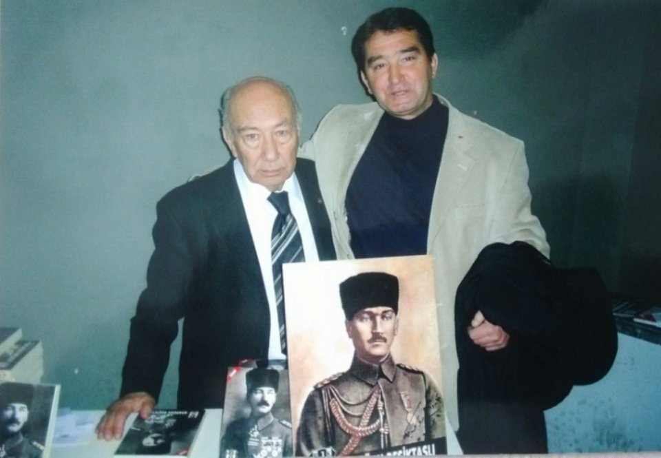 LAMDA.SİZE SADECE BİR BJK KONGRE ÜYESİ OLARAK *HİÇ SAMİMİ DEĞİLSİNİZ*
(açıklamıştım size 2 yıl önce,tekrara gerek yok)DİYE,2-3 ŞEY YAZDIM BUGÜNE KADAR.SONUÇTA ELBETTE BJK HARİCİNDE HİÇ BİR ORTAK PAYEMİZ YOK.
ŞU TARZ SÖYLEMLERİ HİÇ BİR CAMİA DEV'İNDEN DUYMADIM,BİZEYSE HİÇ YAKIŞMAZ