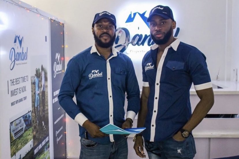 AyeeshaLiq's tweet image. Company uniform wey everybody wear button up, e reach some people turn, them still open chest 🚶‍♀️🚶‍♀️🚶‍♀️🚶‍♀️

CLOSE IT 🙃

CONGRATULATIONS EMMANUEL 
EMMANUEL X DANBEL 
#EmmanuelXDanbelproperties
#EmmanuelUmoh 
#EmmaRose