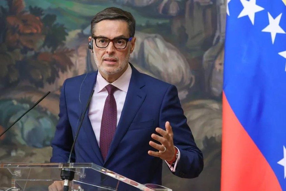 DiarioTalCual's tweet photo. Gobierno cree que continuidad del interinato persigue el expolio de oro en el Reino Unido #TalCual #ClaroyRaspao #PuraBulla https://t.co/weIJmK2HTa https://t.co/HuVYsaJBOV