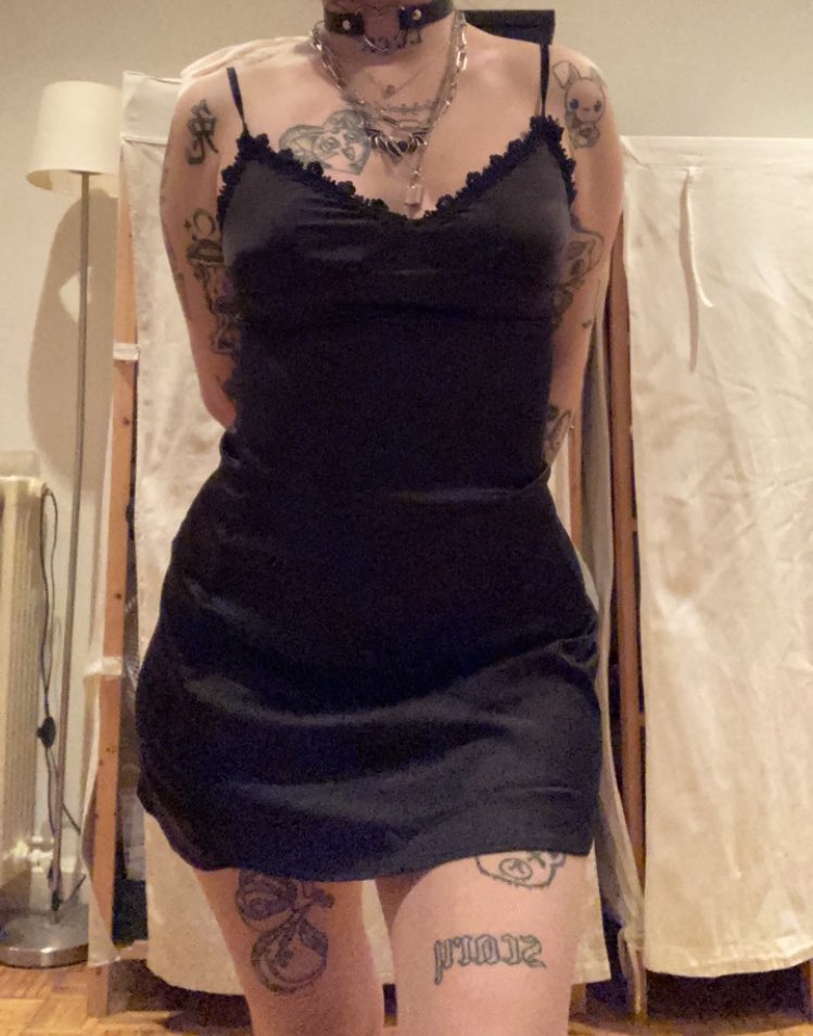 cybertrashkitty's tweet photo. je voulais juste vous montrer ma robe préférée 👉🏻👈🏻🤓 https://t.co/Z69FLdsJmo