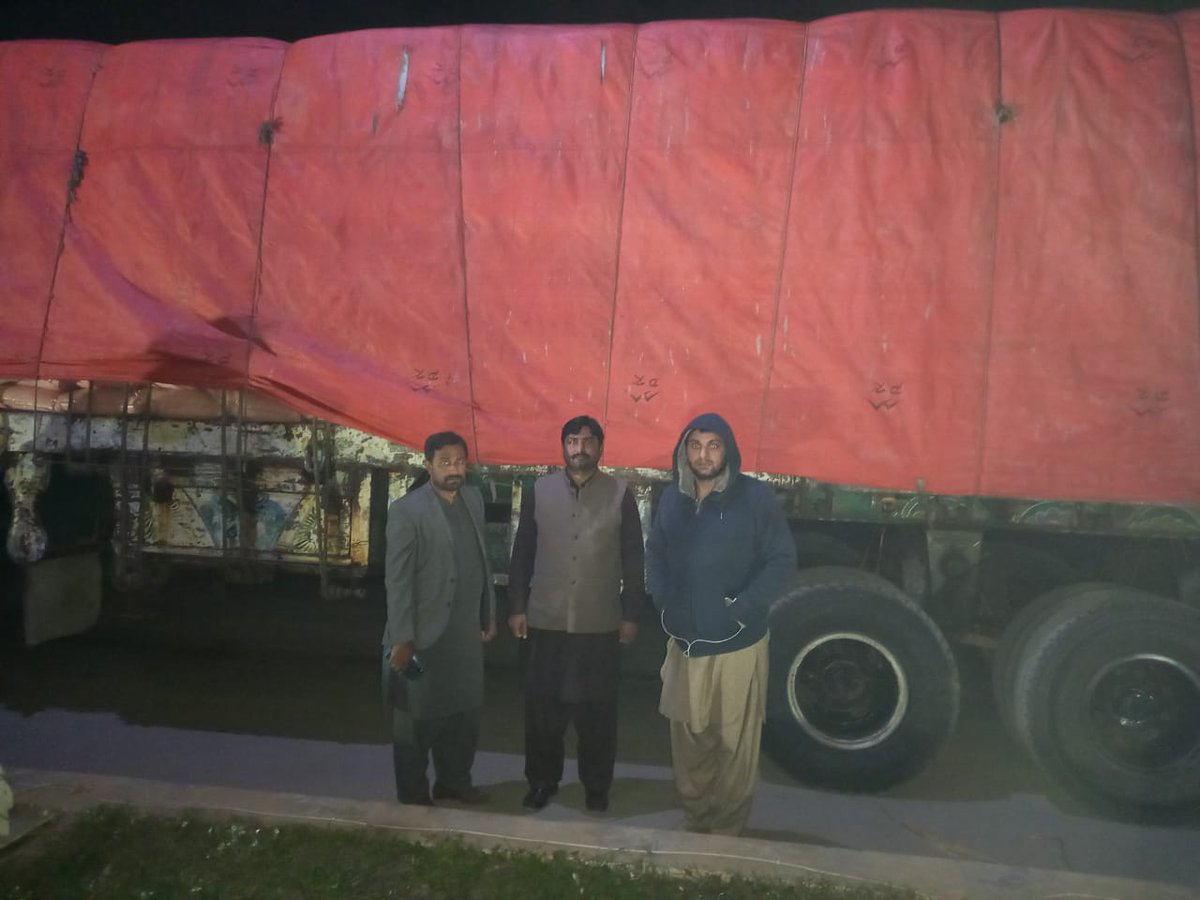 gfreets21's tweet photo. ڈپٹی کمشنر لیہ اظفر ضیاء کی ہدایت پر اسسٹ کمشنر کروڑ نے رات گئے یوریا کھاد سے بھرا ٹرالہ پکڑلیا 
1000 بوری برآمد ۔
انشاءاللہ ان بوریوں کو سرکاری دام پر فروخت کیا جائے گا https://t.co/WG3o4oVO88