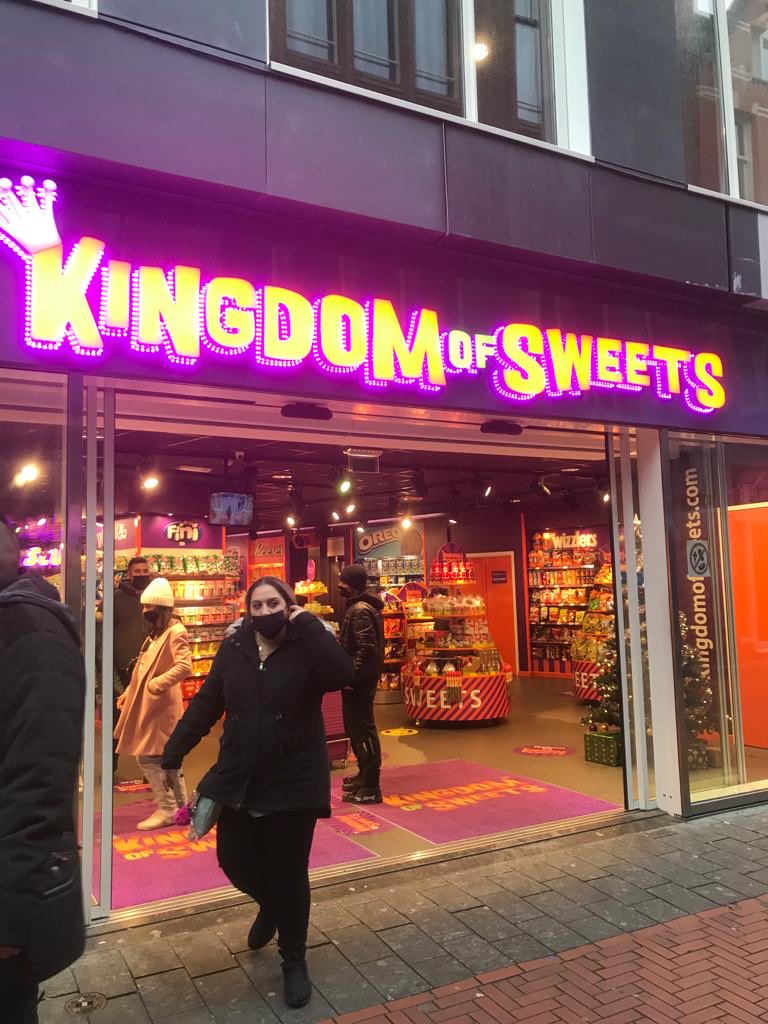 YoeriAlbrecht's tweet photo. Boekhandels, cultuur en sportscholen gesloten maar gelukkig is een essentiële winkel als deze gewoon open. En dan te denken dat overgewicht tijdens Corona ongeveer het gevaarlijkste is dat er is. Goed bezig ⁦@hugodejonge⁩! https://t.co/kseaNh2Iej