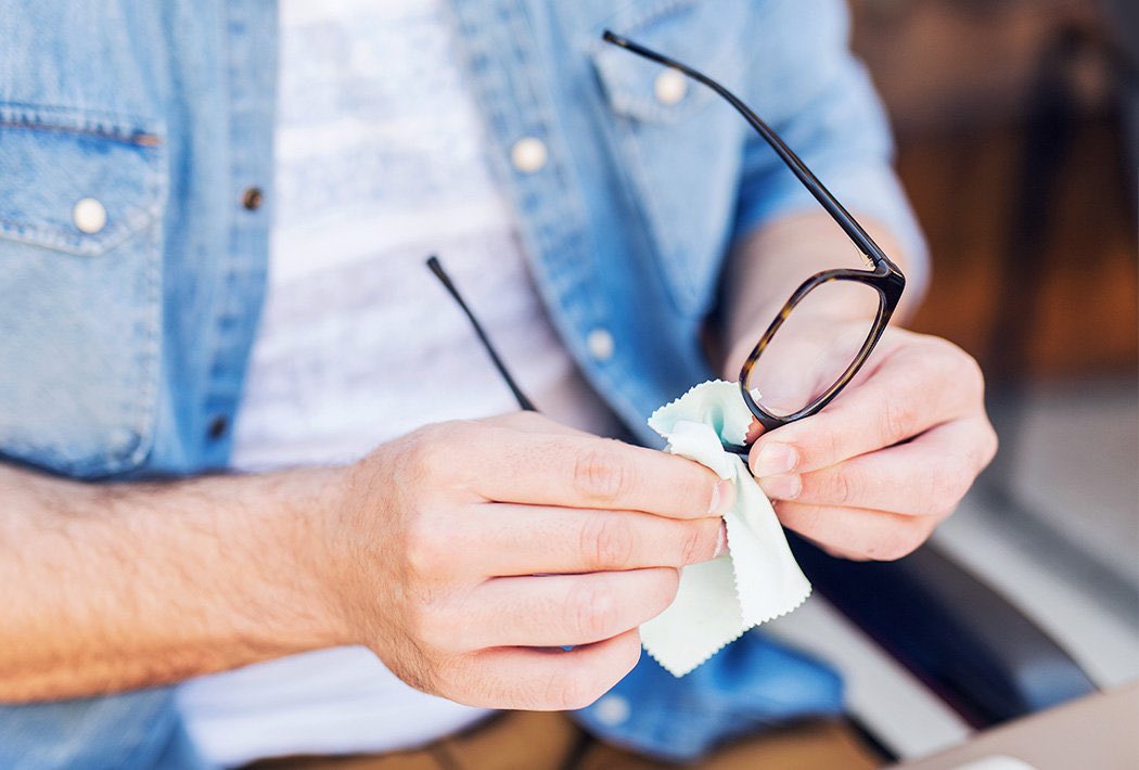 Repair glasses. Протирает очки. Протирать очки салфеткой. Человек протирает очки. Протертые очки.