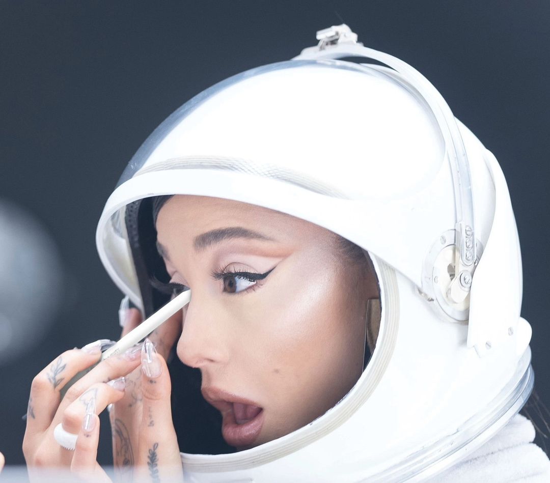 TrulyYoursAriG's tweet photo. @rembeauty via ig: "we just can’t say no to a good cat eye! want to recreate the look for yourself? well break out your best brush set + start taking notes as we walk you through how to achieve @arianagrande’s classic nude #rembeauty glam 👩🏼‍🚀🔭

+ https://t.co/8lpsGp9cdr