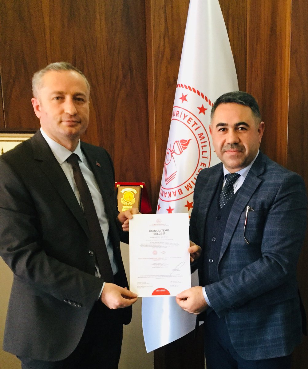 Mustafatstn04's tweet photo. MEB&amp;TSE işbirliğinde hazırlanan Eğitim Kurumlarında Hijyen Şartlarının Geliştirilmesi ve Enfeksiyon Önleme şartlarını sağlayan okulumuzun “Okulum Temiz Belgesini” İl Milli Eğitim Müdürümüzden aldık. https://t.co/6UFbAIWrTH