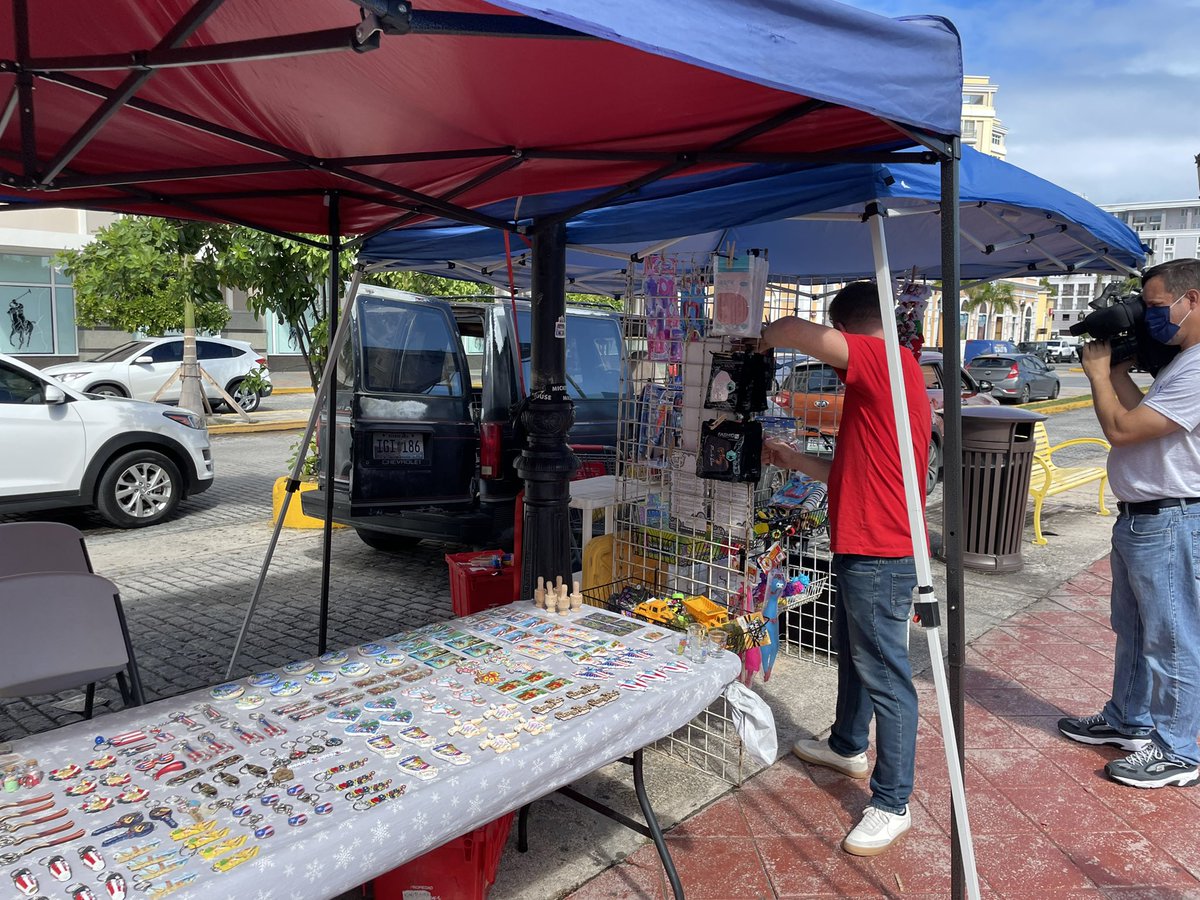TatianaOrtizTV's tweet photo. Jean Paul Cruzado lleva 6 años como vendedor frente al muelle de El Viejo San Juan. Tras la cancelación de la llegada de varios cruceros hoy no ha vendido ni una cuarta parte de lo que usualmente vende. Teme tener que volver a vender agua en las luces para poder darle de comer… https://t.co/lT9imKPHbX
