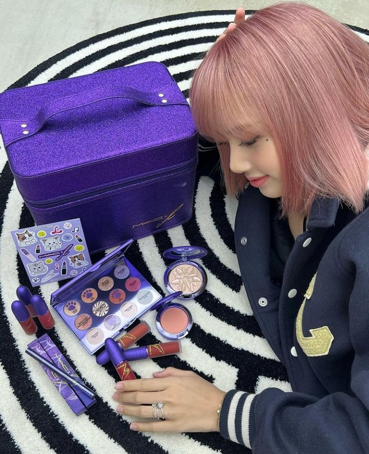 meryausten's tweet photo. Tek kelimeyle: BAYILDIM!💜 banane ben bu setten istiyorum banane☹️ #MacXLisa #Lisa https://t.co/H6ucl7zdSu
