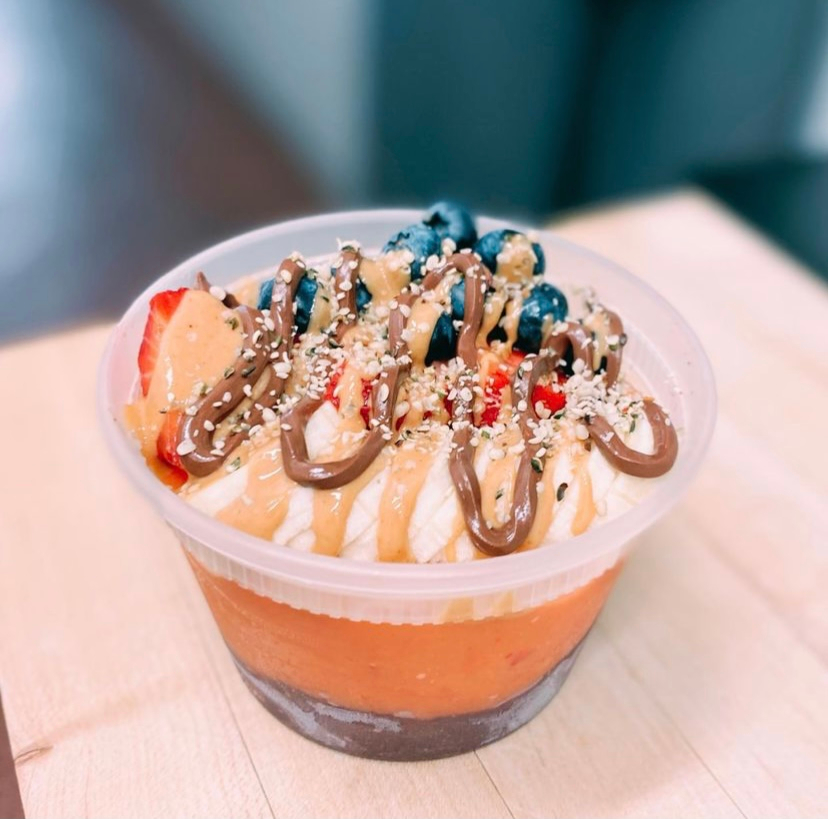Did you know that you can customize your own smoothie bowl? Come by and create your happiness 😊