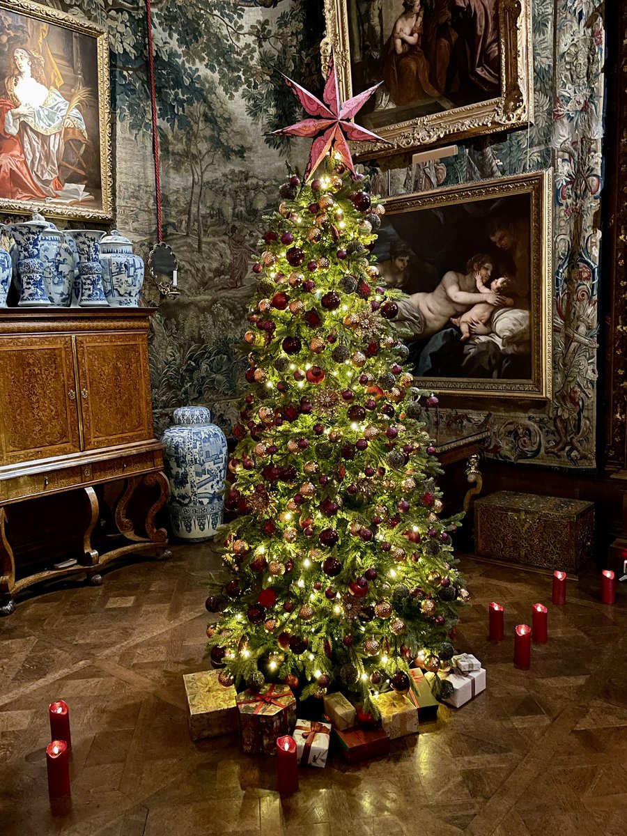RichMacpherson's tweet photo. Amazing day exploring #Christmas at @ChatsworthHouse in Derbyshire 🎄 Well worth a visit over the festive period! Incredible decorations in a stunning venue! #holidayseason #festivetravel #deckthehalls https://t.co/tRJjJpaz21