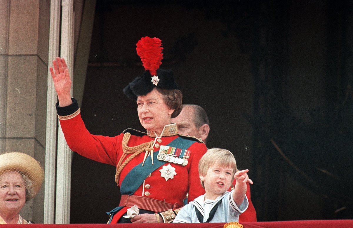 WalesRoyals's tweet photo. Her Majesty the Queen and little William ❤ https://t.co/7r9YkRLPnX