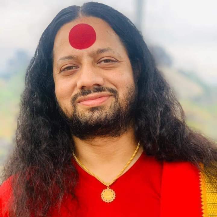 यहा तो प्रभू श्रीराम को गलिया देने वाले और माता सीता को व्याभिचारी कहने वालो पर कोई कारवाई नही होती 
फिर अभिव्यक्ती की स्वतंत्रता मे मुकदमा कैसा आप गांधी को मानो कोई तकलीफ नही कोई गोडसे जी को मानेंगे आपको क्या तकलीफ है ।