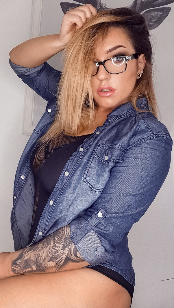 Big7com's tweet photo. Wie habt ihr Lieben das diesjährige Weihnachtsfest überstanden? 🎄😘 Unsere heiße #JaseminJones hat noch ihre Rentierohren auf. 🥰💋
#Big7 #tattoo #Rentier https://t.co/CSyVz3MVyl
