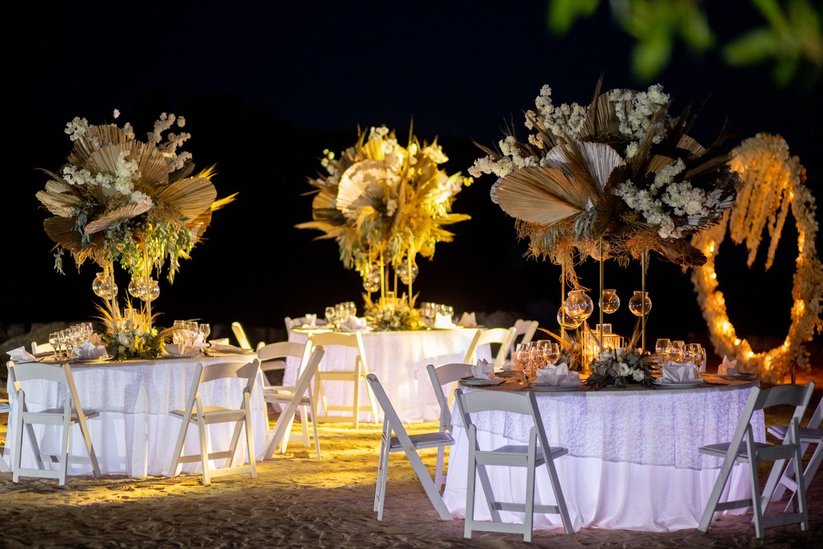 "El amor es la más fuerte de las pasiones porque ataca al mismo tiempo a la cabeza, al cuerpo y al corazón" ❤                                   
#PureRomance Hoteles #Azulixtapa 
Contáctanos: rubi.noyola@azulixtapa.com