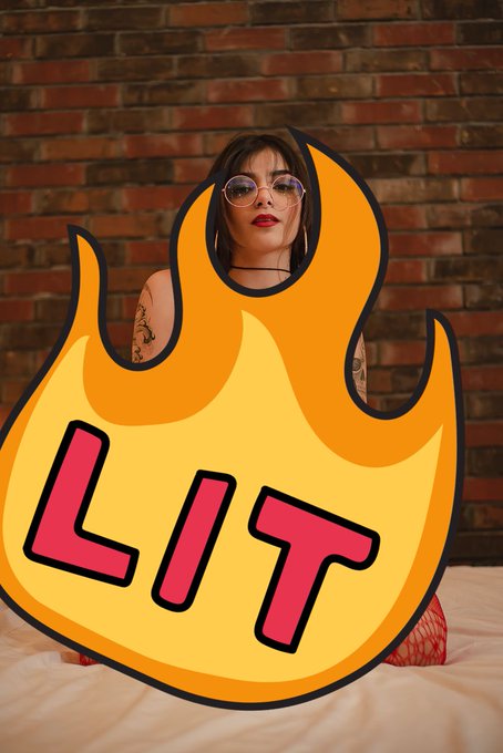 Buenos d&iacute;as 🤤   Acabo de dejarles dos fotitos del nuevo set navide&ntilde;o 🥵  🙈 https://t.co/Czc01qMnWh 🔞 https://t