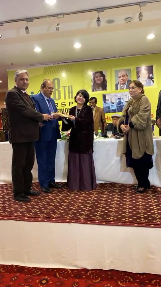 Advjalila's tweet photo. وہ پتا جو (زوال) خزاں میں نہیں گرتا وہ اپنی برادری کی نظر میں غدار، درخت کی نظر میں وفادار ،اور موسموں کی نظر میں باغی ہوتا ہے ___
~میکسم گورکی

Today, in Lahore, I was honoured to receive the Human Rights Award from the Pakistan Human Rights Society. https://t.co/PEwvq139YB