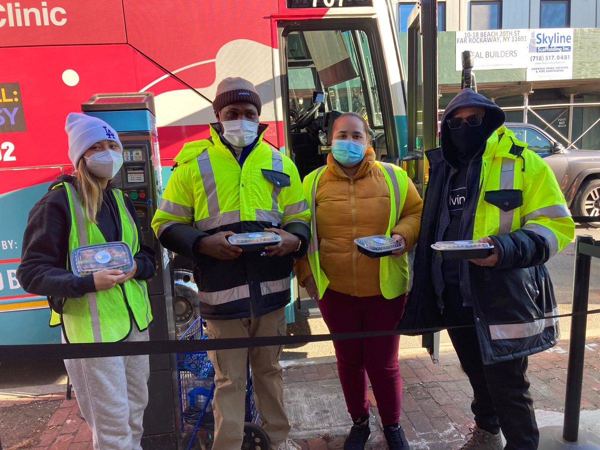 WCKitchen's tweet image. The vaccination team in Far Rockaway, Queens enjoyed some piping hot pasta &amp;amp; veg — a morale boost on these long, cold NYC days! At the American Museum of Natural History, WCK partner Tisserie delivered fresh croissant sandwiches &amp;amp; fruit to the mobile vax unit! #ChefsForAmerica