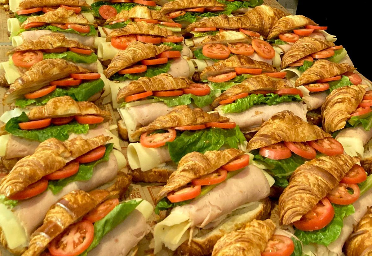 WCKitchen's tweet image. The vaccination team in Far Rockaway, Queens enjoyed some piping hot pasta &amp;amp; veg — a morale boost on these long, cold NYC days! At the American Museum of Natural History, WCK partner Tisserie delivered fresh croissant sandwiches &amp;amp; fruit to the mobile vax unit! #ChefsForAmerica