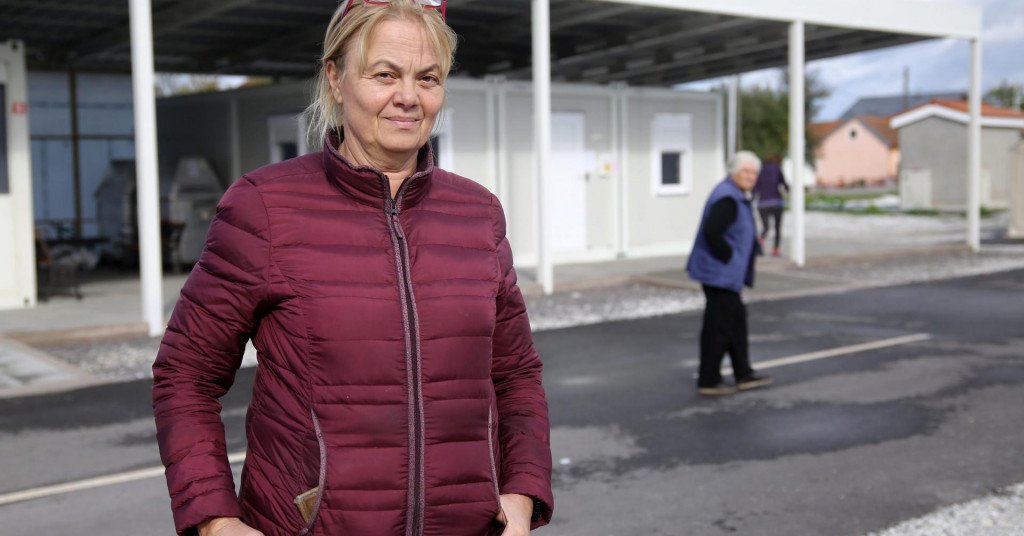 jutarnjihr's tweet photo. Dogradonačelnica Gline: ‘Ljudi nam umiru u kontejnerima, obnove nema, očajni su...‘ https://t.co/q9zuvDVqsD https://t.co/yB7QtVfzjM