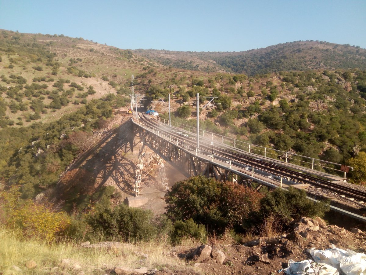 Trenlere yol olmak için, derin  vadilerin gerdanını süsleriz.