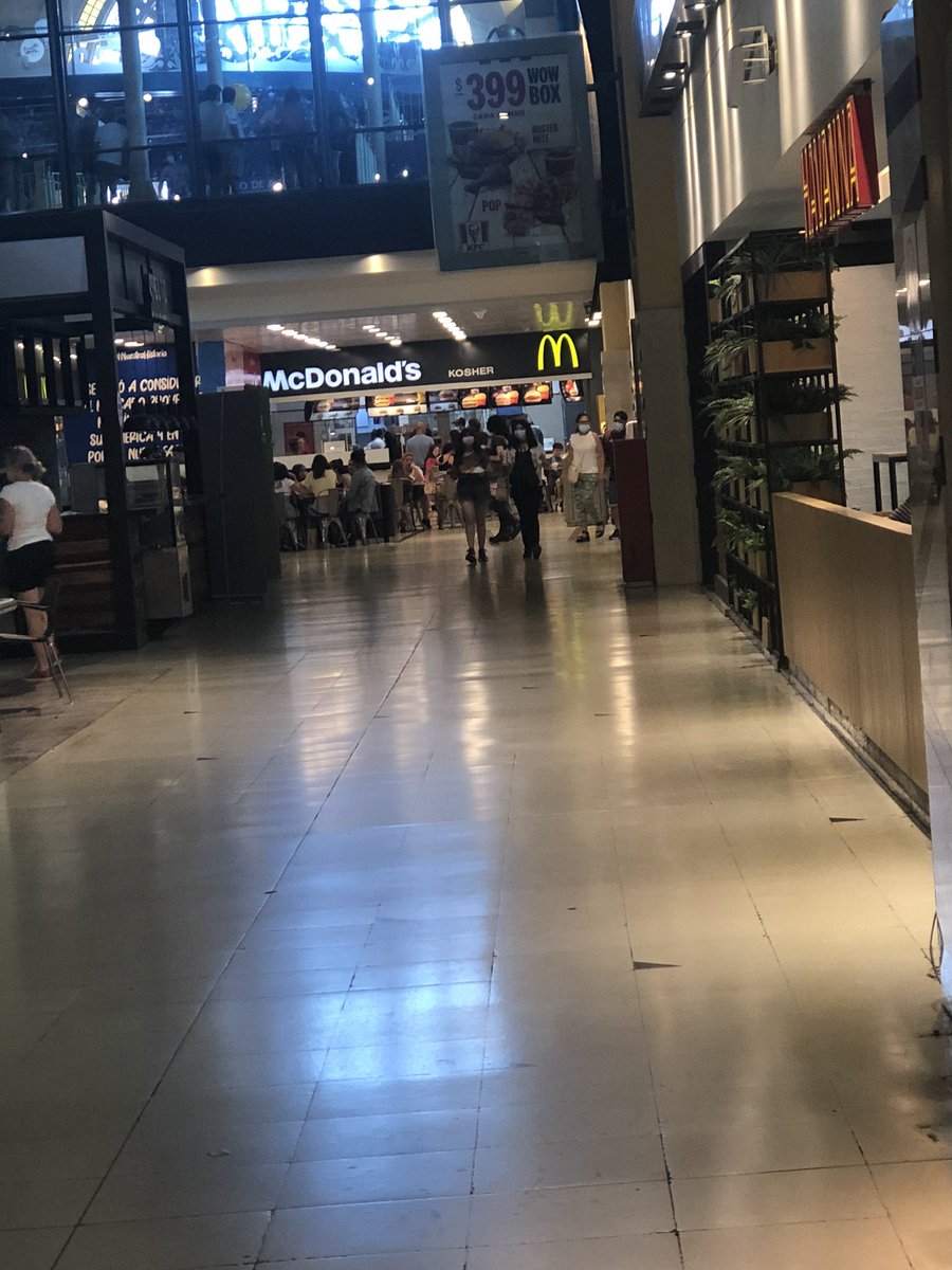 Yendo a almorzar al mcdonals kosher con mi familia!!
