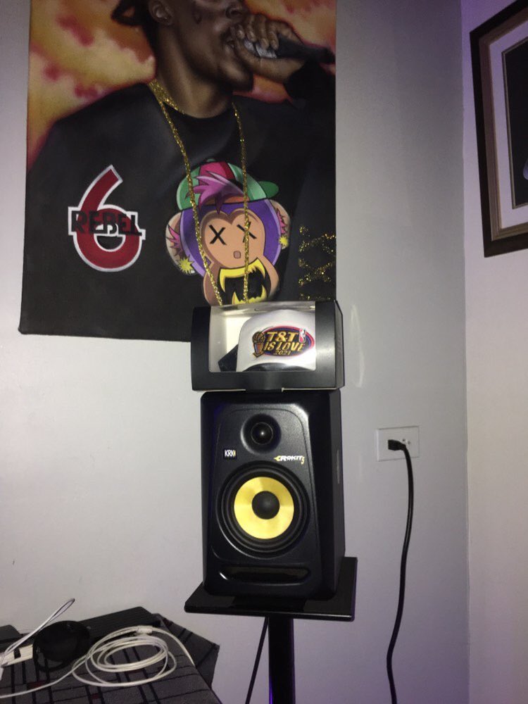 DitchFashion's tweet image. We looked up the meaning of “support” and the results showed us @el_faltino 

🙏🏾 #GiveThanks bro we appreciate the support 👊🏾 Always blessing us with the love 🙏🏾

Hat available @ditchfashion
Price of hat: $300 TT
Model: @el_faltino

#DitchFashion #TnTIsLove #LoveIsTheCode #BIL