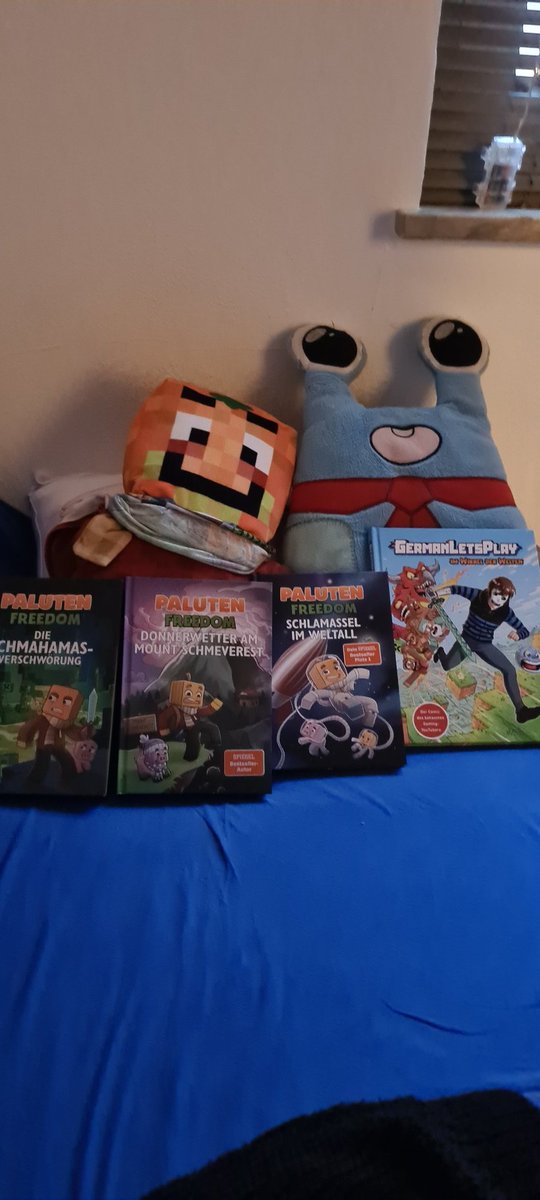 ChristinaRenn10's tweet photo. Endlich habe ich alle Bücher von @Paluten und das Buch von @GermanLetsPlay  und natürlich darf @maudado 's #schneckchen und #minipaluten nicht fehlen https://t.co/oiAOHxXK7S https://t.co/mSd8HBGYYi