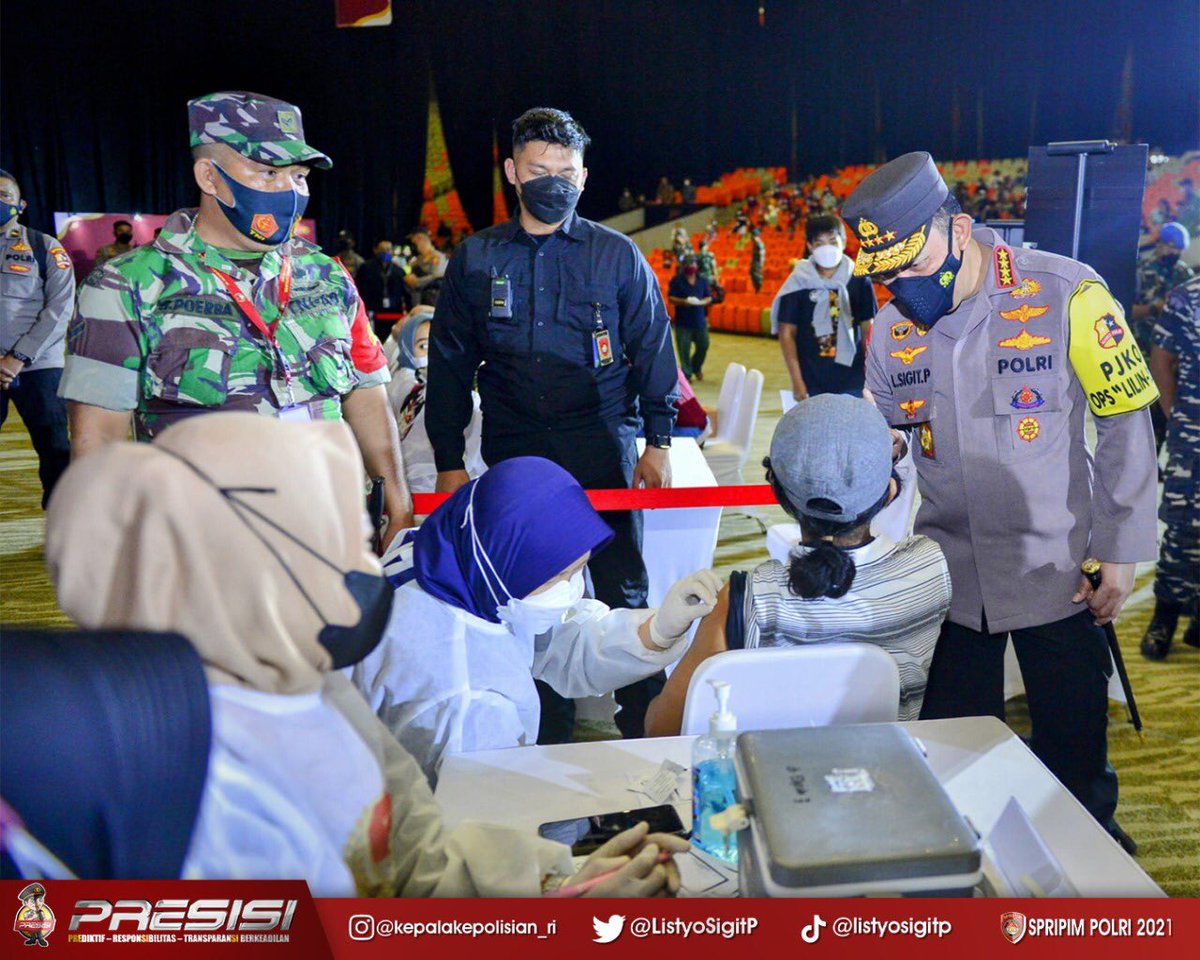 Saya dengan Kasum TNI dan pejabat utama Mabes Polri menghadiri acara puncak 20 tahun bakti untuk negeri Akabri 2001 "Dwipa Arya" dengan kegiatan vaksinasi massal, pemberian bansos, pembangunan dan renovasi tempat ibadah di SICC, Kab. Bogor.