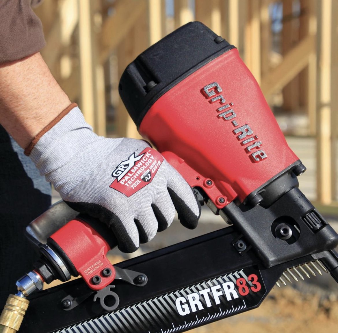 GripRiteUSA's tweet photo. Lightweight & Durable 🔥
The GRTFR83 Short Body Plastic #Collated #FramingNailer weighs only 6.9lbs and dramatically reduces user fatigue while easily fitting between 16″OC studs.
#griprite #framerlife https://t.co/IIk5oiyIcH