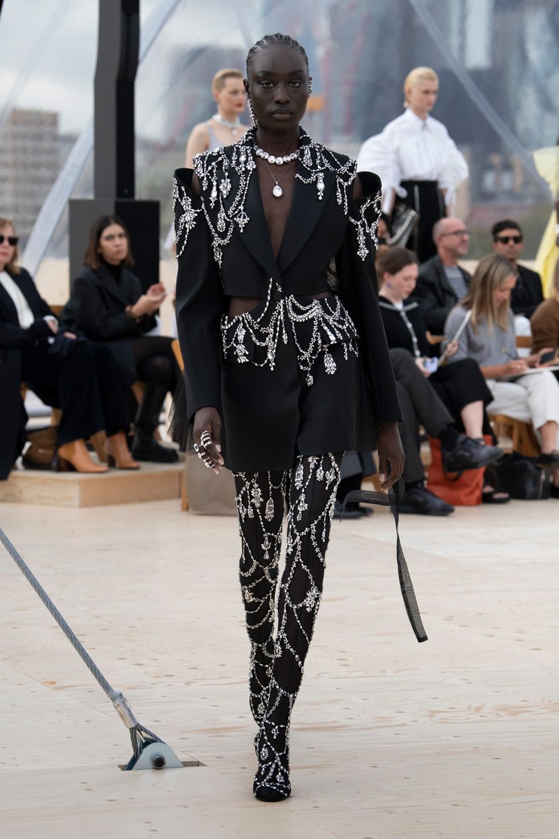 FashionweekNYC's tweet photo. Take a look at the Alexander McQueen Spring 2022 Collection https://t.co/l68Z690as6