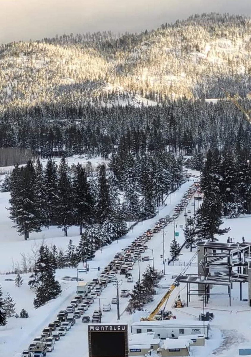 SouthTahoeNow's tweet photo. The highway reopened between #SouthLakeTahoe &amp; #Placerville but massive delays due to the volume of cars trying to go over since I80 is still closed. These photos on #Nevada side of #LakeTahoe miles from #EchoSummit @CaltransDist3 @nevadadotreno @CHPPlacerville @NVStatePolice_N https://t.co/Kigmtd3Q65