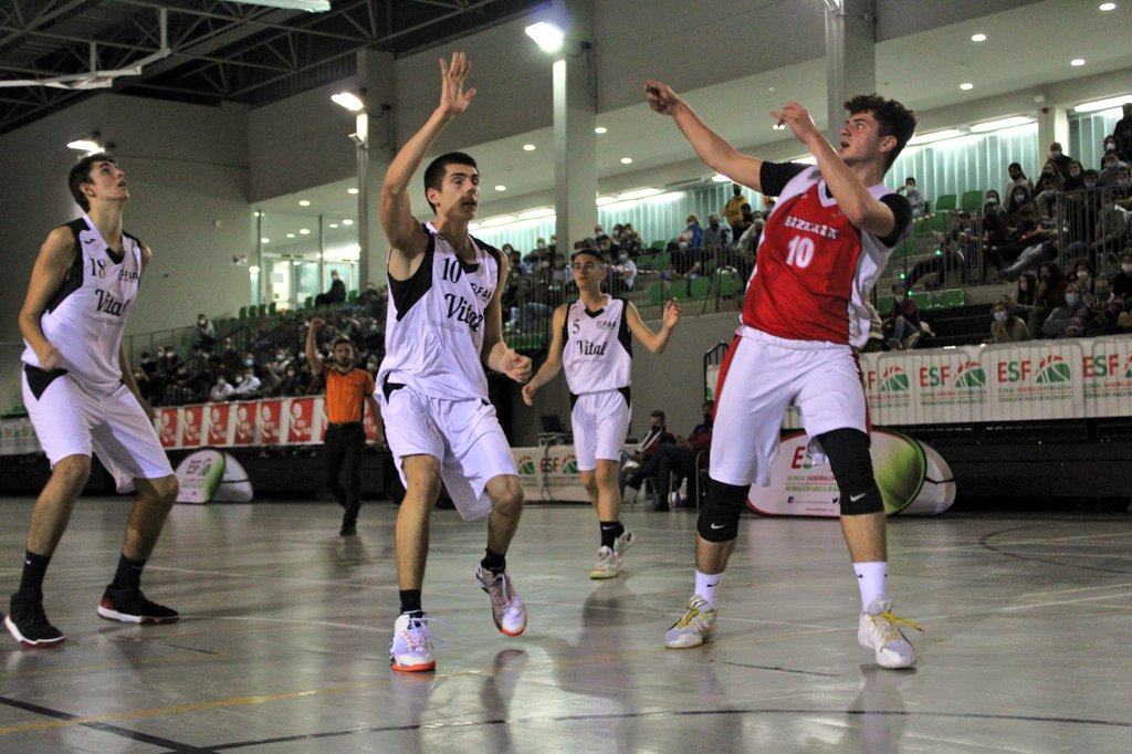 Basketbasko's tweet photo. #EUSKNAF21 #juniorbalmaseda #mutilak
🏆 FINALA
@BizkaiaBasket 72
@basketaraba 29
⏳ Hirugarren laurdenaren amaiera.
@CB_Balmaseda https://t.co/FQu72Q91qz