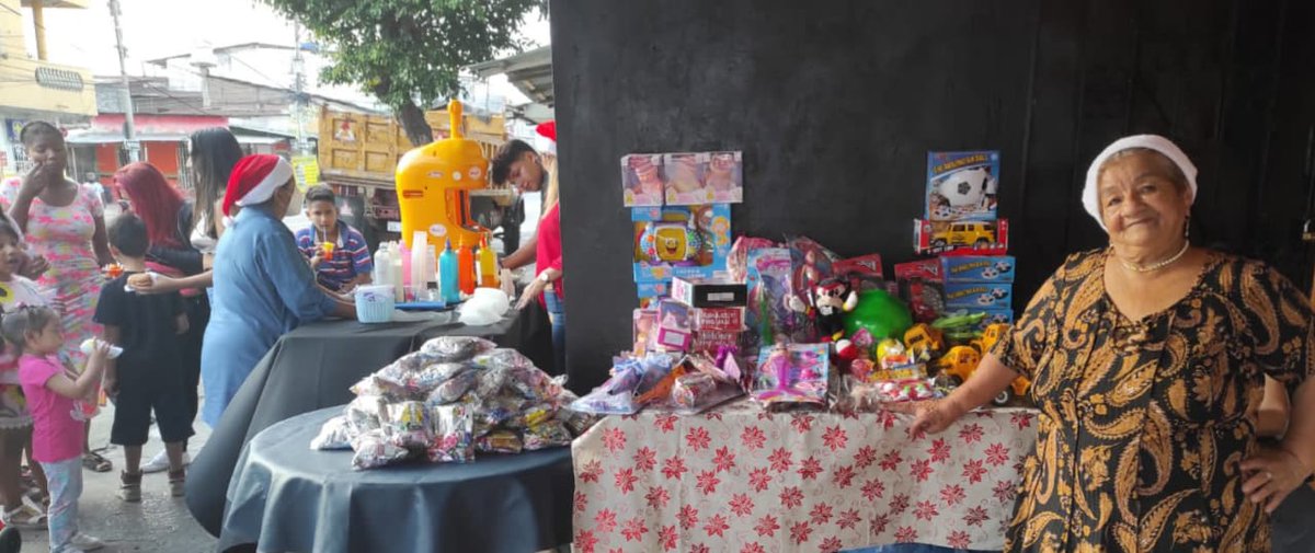 miguelvallejom's tweet photo. 🎄🎅🎁🍬🍧💪🏻😊
Otra navidad gracias a Dios realizando agasajos navideños en familia, a los niños del Suburbio y isla Trinitaria en Guayaquil.
Gracias al apoyo y la confianza de
@RobertoGilbert_ @samaniegoMG6 @toammsa #GlendaMariscal #JuliaCastro #JanetMariscal https://t.co/BQhtqxanTq