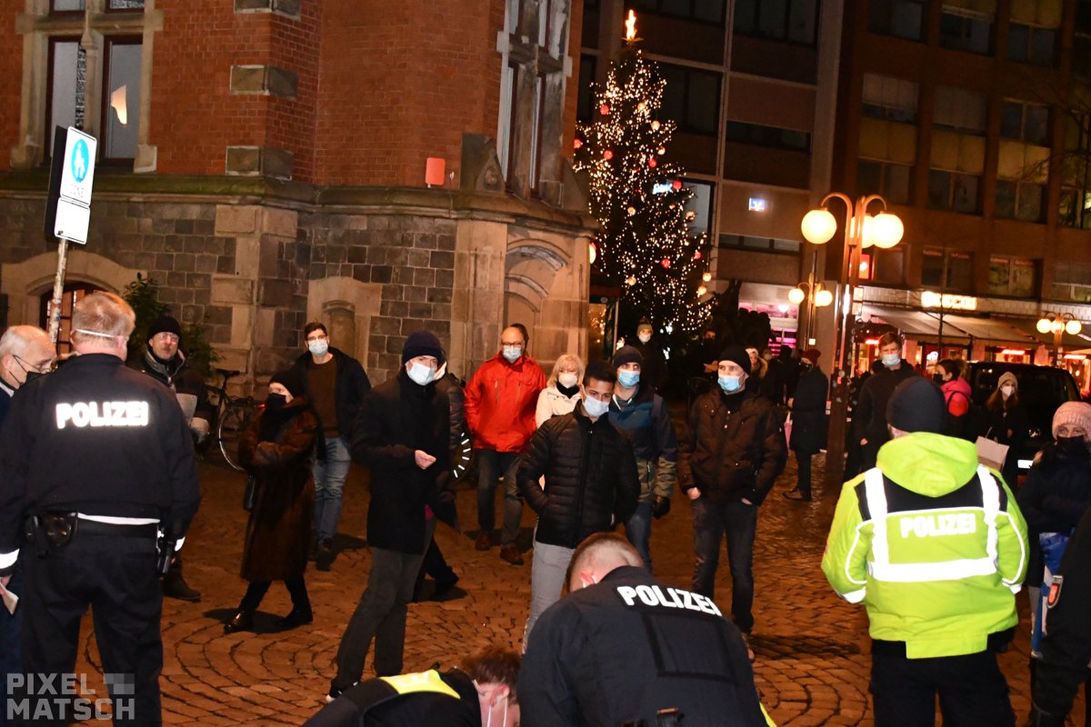 Pixel_Matsch's tweet photo. Am 20.12.21 zogen etwa 40 Impfgegner*innen und Verschwörungsgläubige durch die #Oldenburg|er Innenstadt. Aufgerufen hatte die Gruppierung #FreieOldenburger. #ol2012 

Weitere Bilder: https://t.co/9XpyTsjXL0 https://t.co/eqvpNiPxGd
