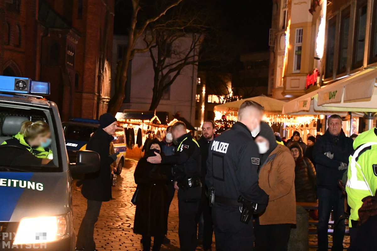 Pixel_Matsch's tweet photo. Am 20.12.21 zogen etwa 40 Impfgegner*innen und Verschwörungsgläubige durch die #Oldenburg|er Innenstadt. Aufgerufen hatte die Gruppierung #FreieOldenburger. #ol2012 

Weitere Bilder: https://t.co/9XpyTsjXL0 https://t.co/eqvpNiPxGd