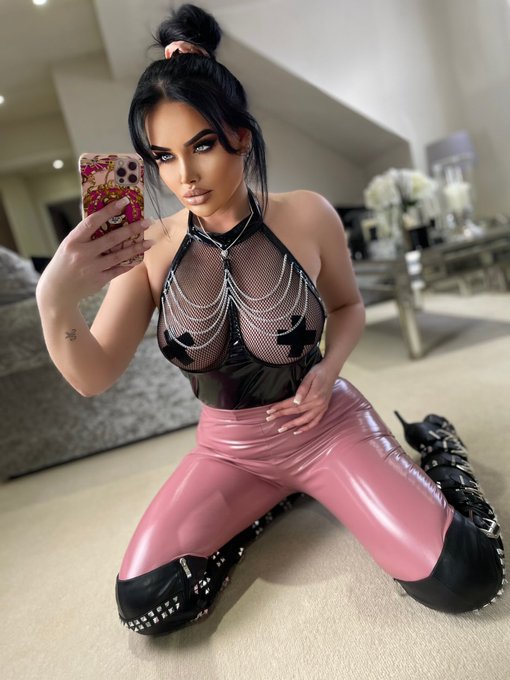 Worship your PVC mistress 😈🤑 https://t.co/E82Mdv3KMy