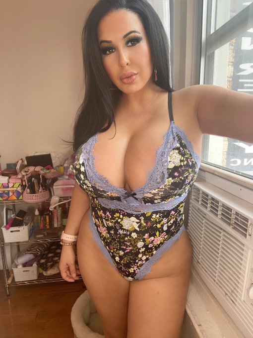 Making customs and video calls today , to order DM me on https://t.co/WgcsJlqNi7 https://t.co/z4VPxa