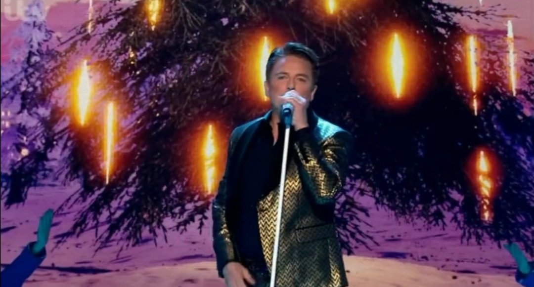 Xandra732's tweet image. In honor of the repeat of #allstarmusicals tonight here are a few more Screencaps of @JohnBarrowman The Greatest Show. ❤️ Thank you @itv!