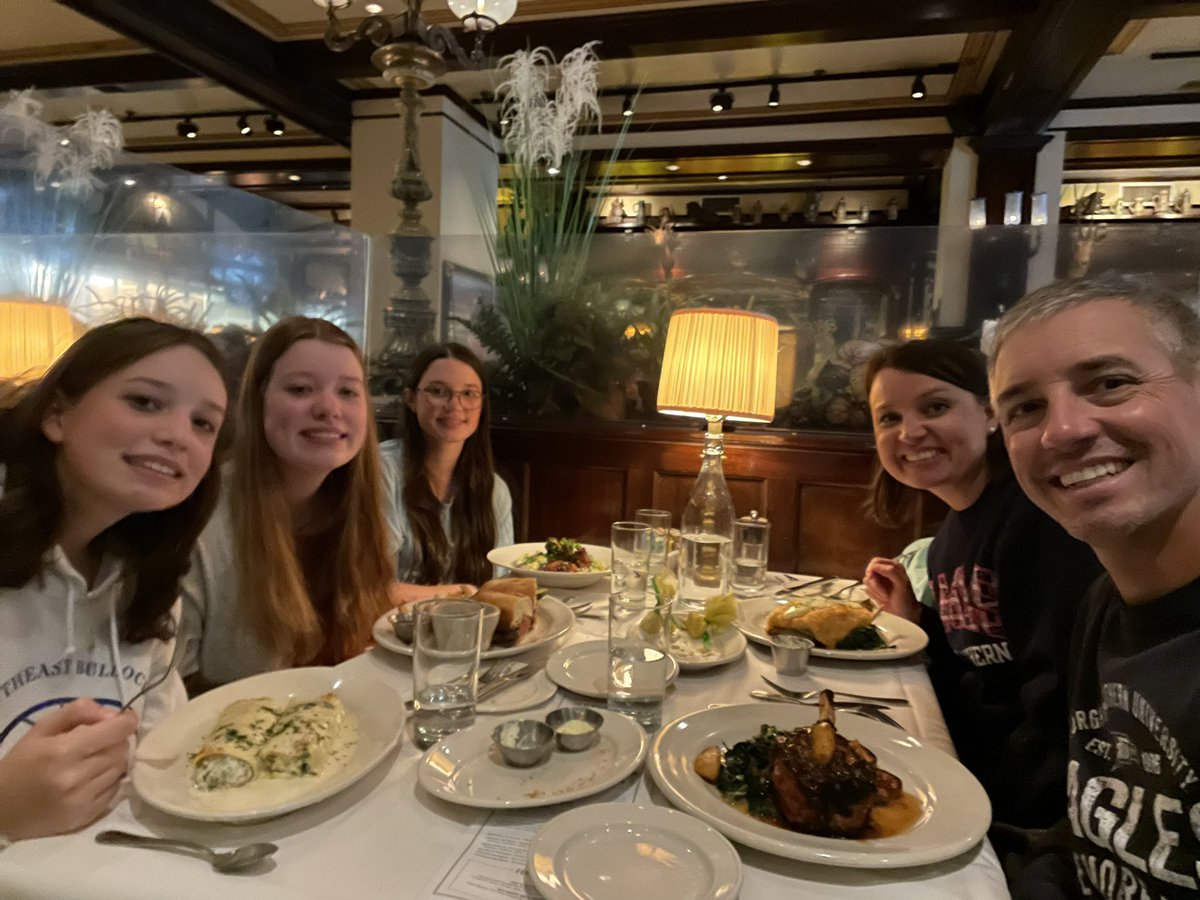 BranchRealtor's tweet image. Enjoying some great food while visiting our Nations’s Capital. Their crab cake is amazing!