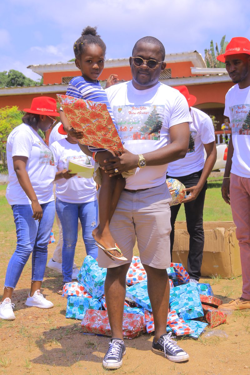 SNzengue's tweet photo. Grâce à #AssJeuneFougamou les enfants de @Fougamou ont célébré Noël dans la joie et l’amour. Heureux d’avoir pris part à cette belle aventure. #Gabon https://t.co/l8zTqLXBwc