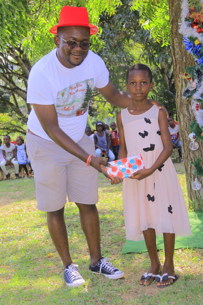 SNzengue's tweet photo. Grâce à #AssJeuneFougamou les enfants de @Fougamou ont célébré Noël dans la joie et l’amour. Heureux d’avoir pris part à cette belle aventure. #Gabon https://t.co/l8zTqLXBwc