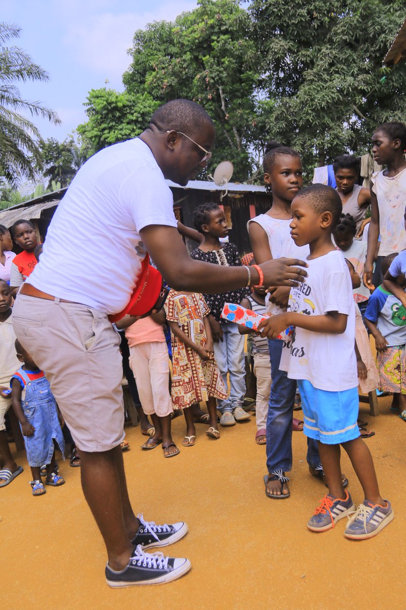 Grâce à #AssJeuneFougamou les enfants de <a href="/Fougamou/">laurent Picard</a> ont célébré Noël dans la joie et l’amour. Heureux d’avoir pris part à cette belle aventure. #Gabon