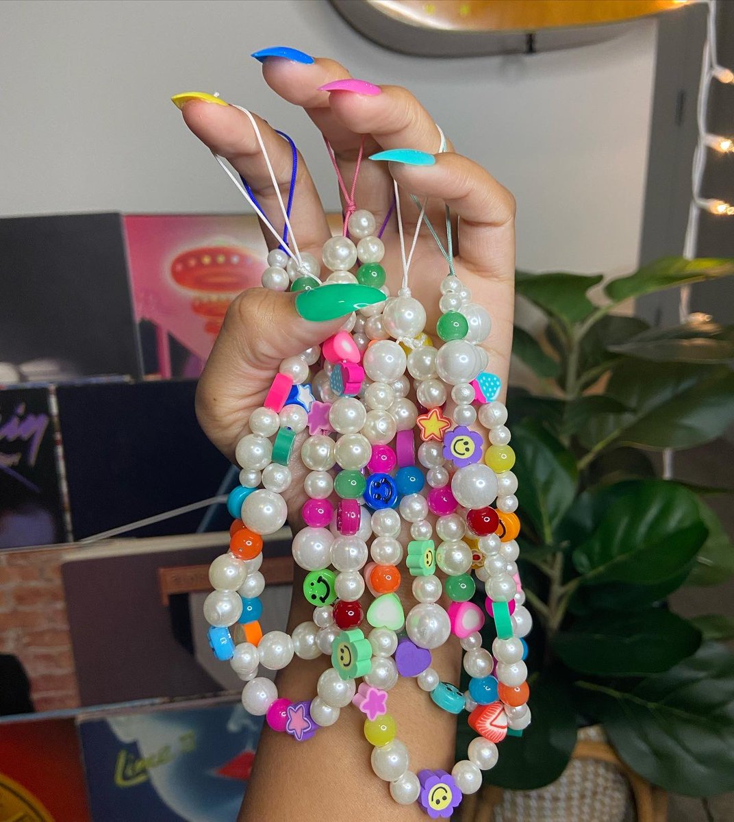 simonesshoppe's tweet image. I AM NOW ONLY 45 SALES AWAY FROM 1,000!!!!! 🌈😭💘✨

☻ use code “SHOPPE” for 10% off your order!!! 

☻ if 23 people ordered 2 things I could reach it by New Years!!! 

etsy.me/3i50DG3