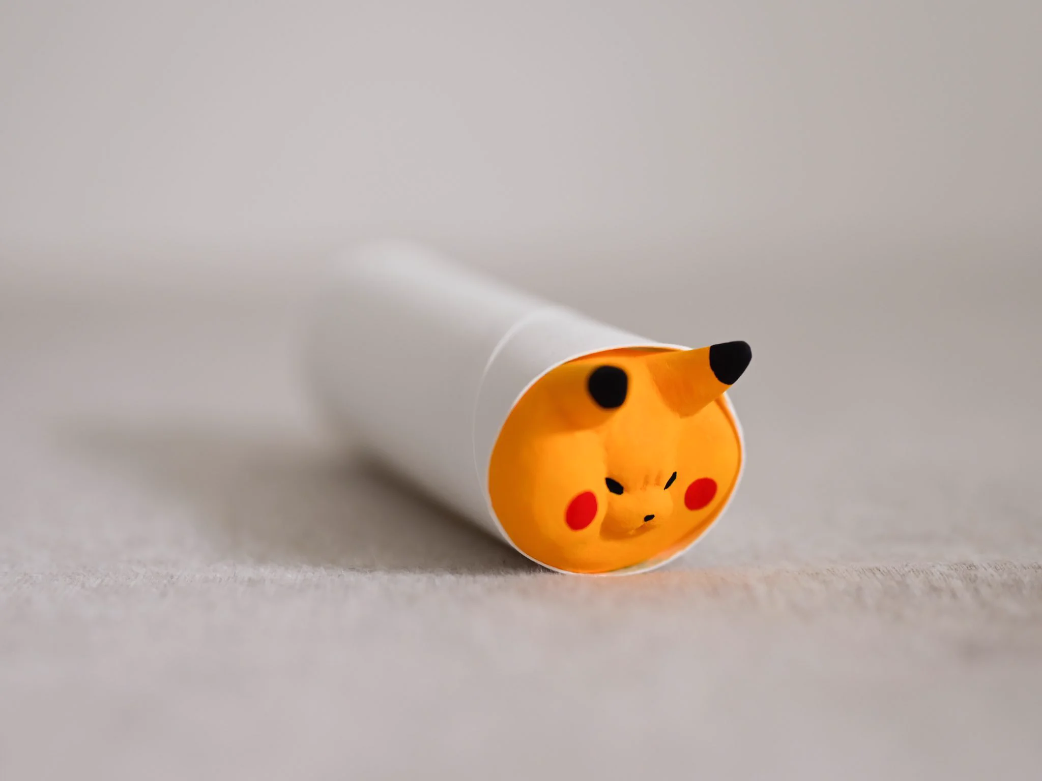 ピカチュウが必死にトイレットペーパーの芯から抜け出そうとしてる‪w‪w‪w