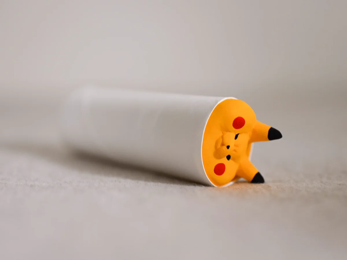 ピカチュウが必死にトイレットペーパーの芯から抜け出そうとしてる‪w‪w‪w