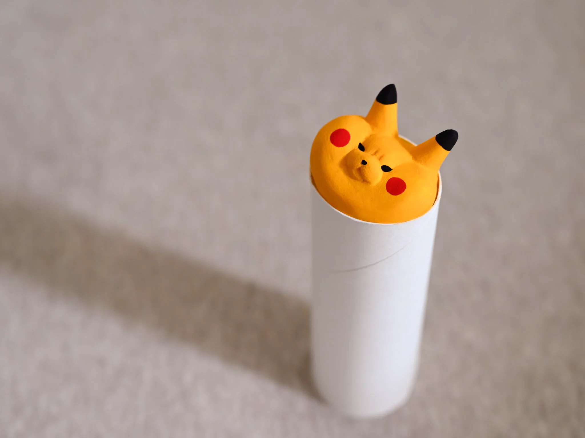 ピカチュウが必死にトイレットペーパーの芯から抜け出そうとしてる‪w‪w‪w