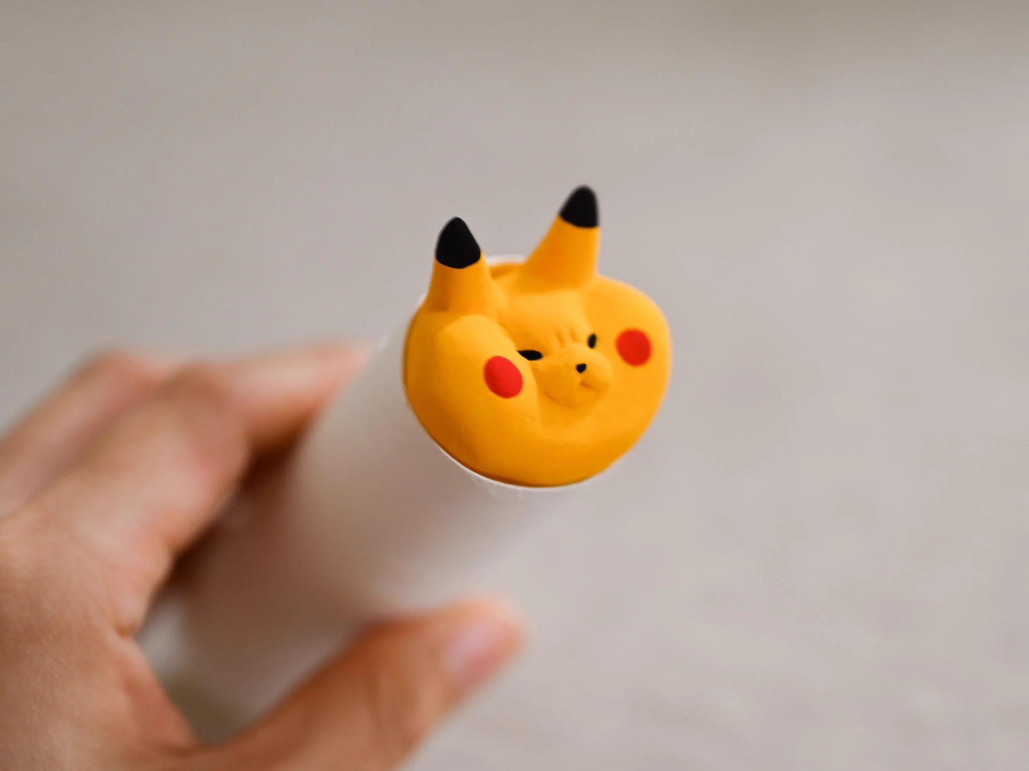 ピカチュウが必死にトイレットペーパーの芯から抜け出そうとしてる‪w‪w‪w