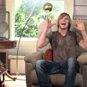 DeonaHuSTLe's tweet image. Can I get a Shutdown😭