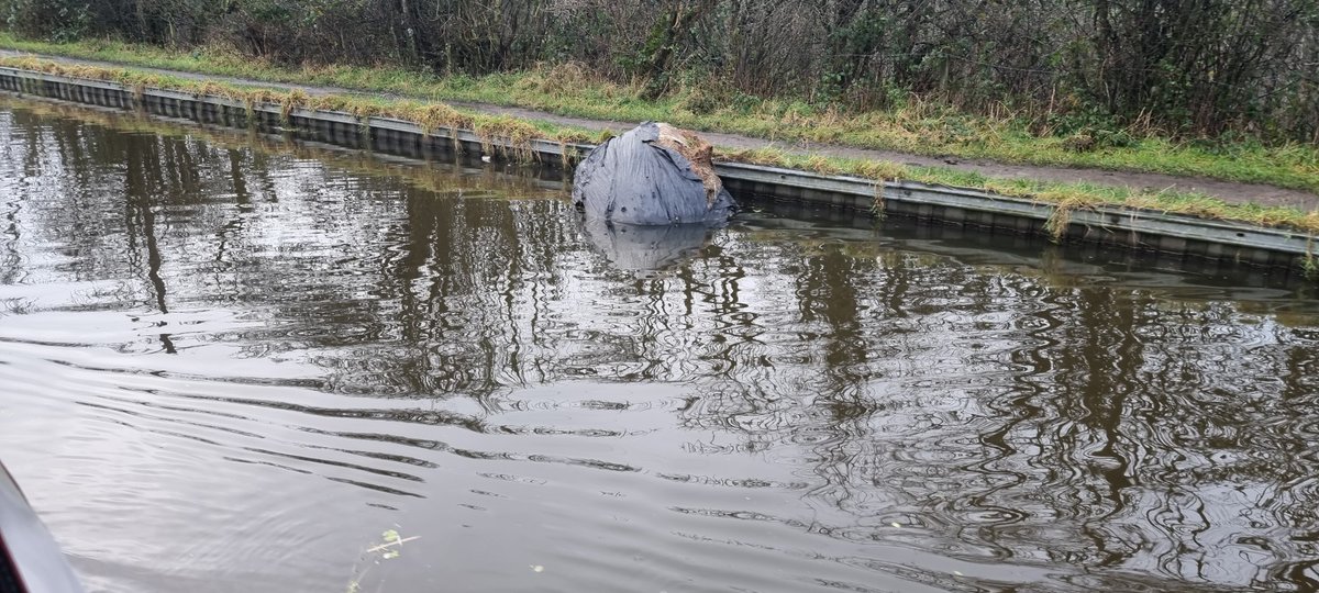 Ashtag145's tweet photo. @CRTNorthWest Took a sail from Adlington to Wigan top lock, about a Mile past Red House 2 day moorings,  and low and behold this is STILL floating in the #LeedsLiverpoolCanal  
@CRTNorthWest https://t.co/LJQriOxacW https://t.co/bSvDMQ5tjd