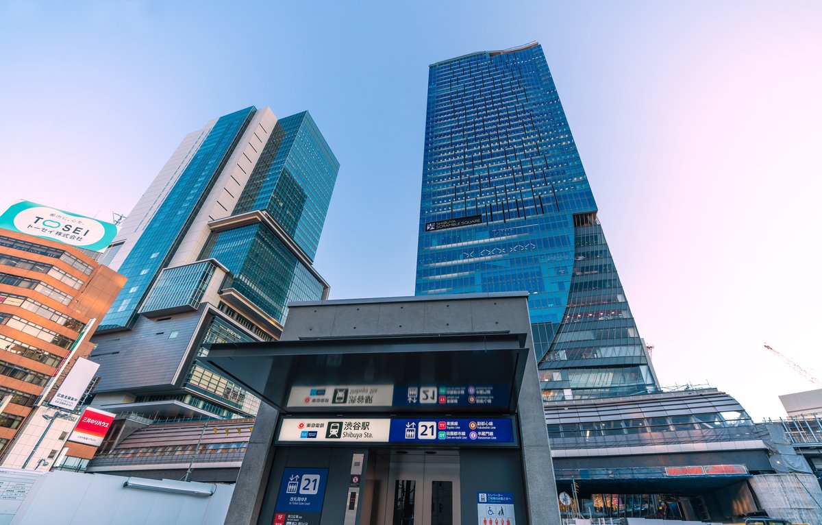 Tokyo_gov's tweet photo. #TokyoFunFact: In #Shibuya, which is undergoing redevelopment, there is Shibuya Scramble Square, which boasts a height of 230m. From its observation deck, SHIBUYA SKY, you can enjoy the contrast between the buildings in the city center and the magnificent view of #MtFuji! https://t.co/3mfDU48HI0